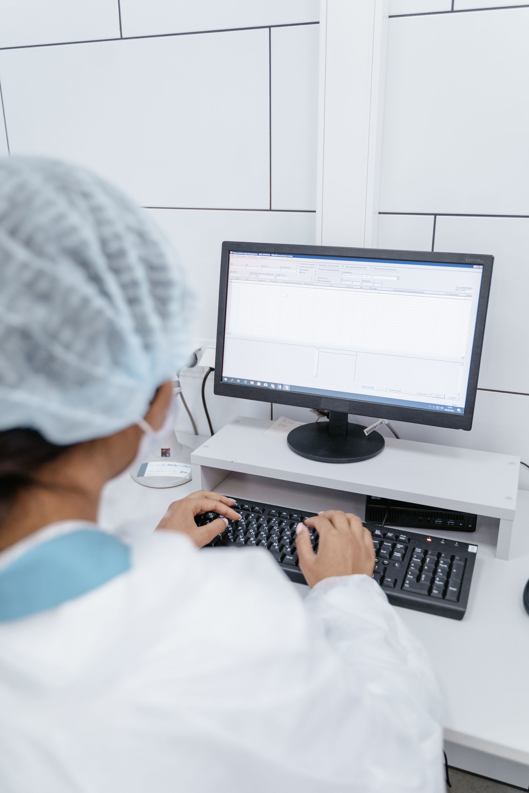 Profesional de laboratorio trabajando con sistemas digitales